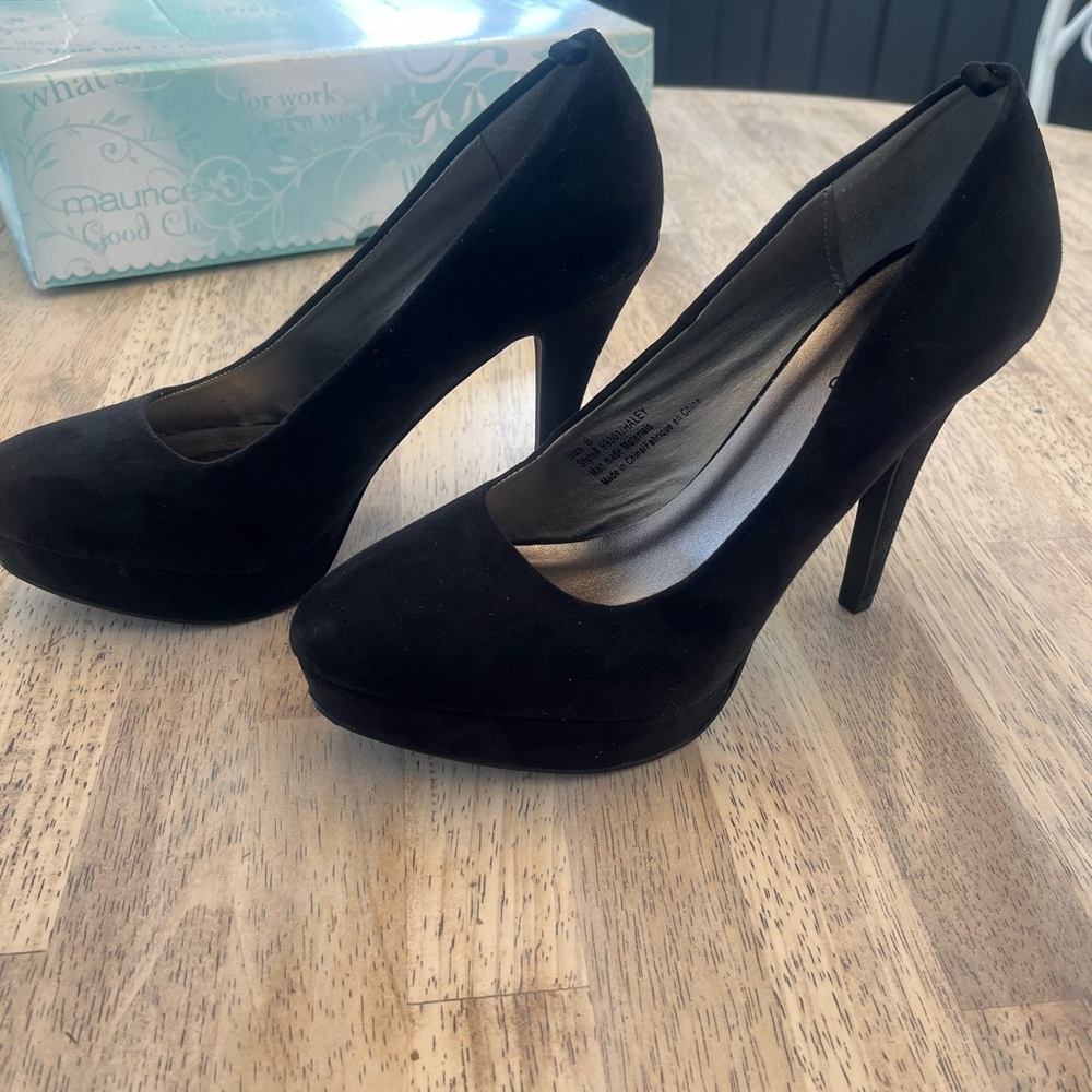 Maurice’s Black Suede pumps high heel Stilettos woman’s Size 8